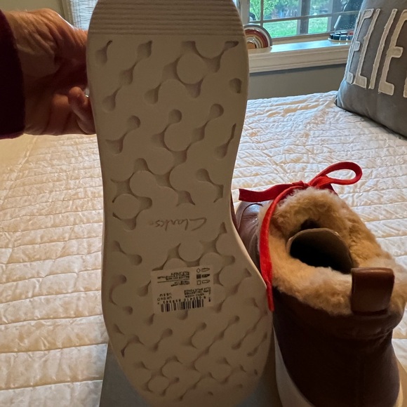 Clarks womans Red and Brown Fur-Lined Sneakers with extra brown laces included - Picture 5 of 10